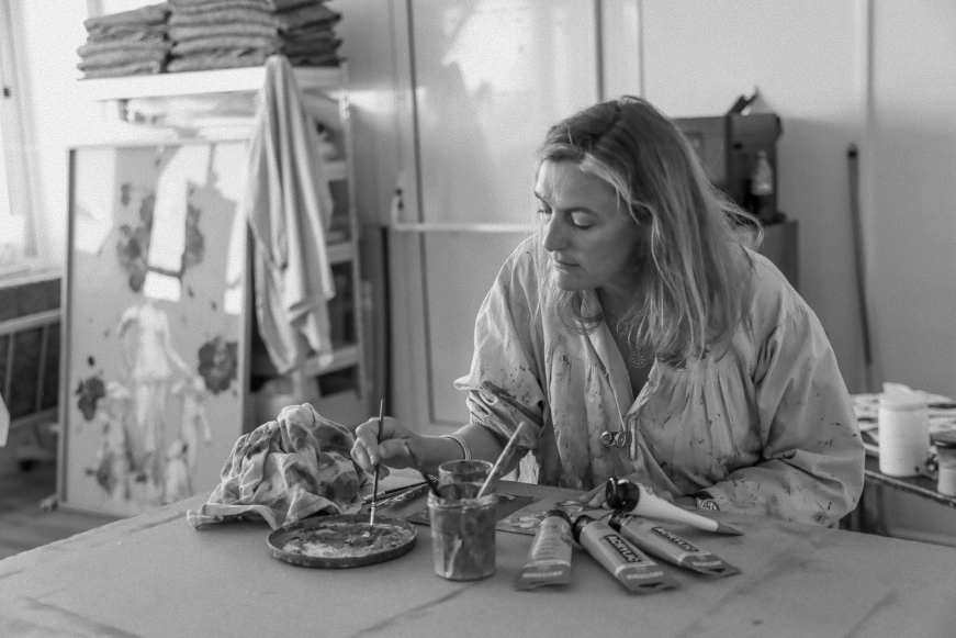 Charlotte De Loitière en train de peindre